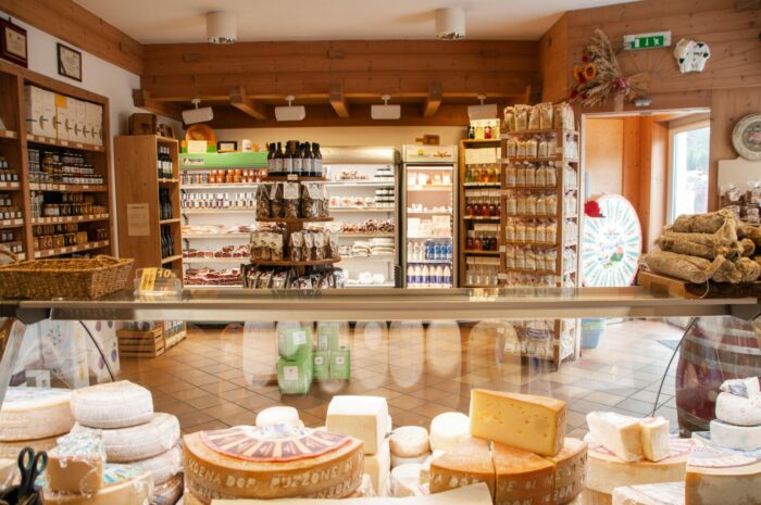 Lo storico spaccio … chiude … macché quadruplica